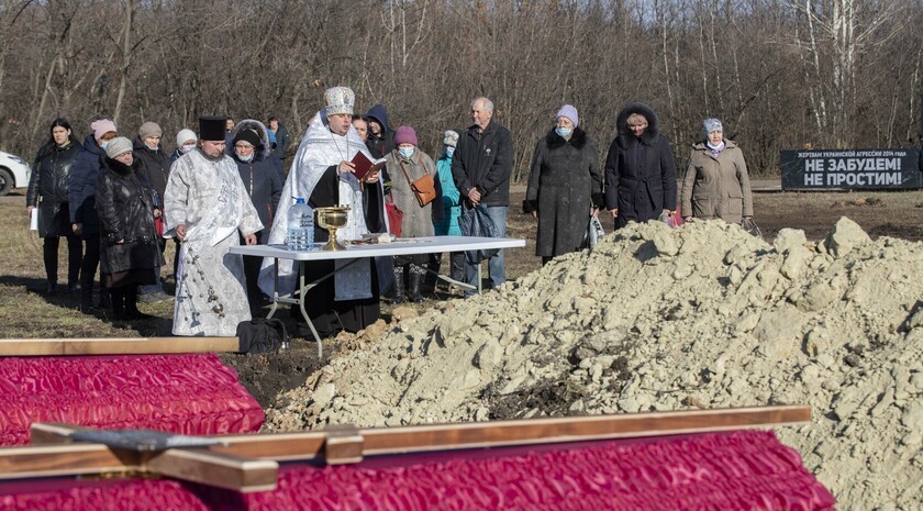 Церемония перезахоронения останков 115 жертв ВСУ в районе поселка Видное, Луганск, 11 ноября 2021 года