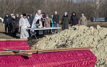 Церемония перезахоронения останков 115 жертв ВСУ в районе поселка Видное, Луганск, 11 ноября 2021 года