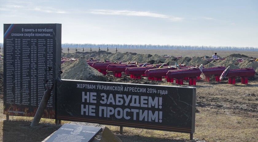 Церемония перезахоронения останков 115 жертв ВСУ в районе поселка Видное, Луганск, 11 ноября 2021 года