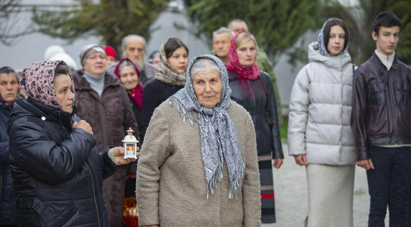 Пасхальные службы в храмах в Рубежном и Варваровке, 24 апреля 2022 года