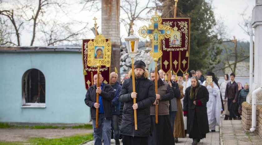 Пасхальные службы в храмах в Рубежном и Варваровке, 24 апреля 2022 года