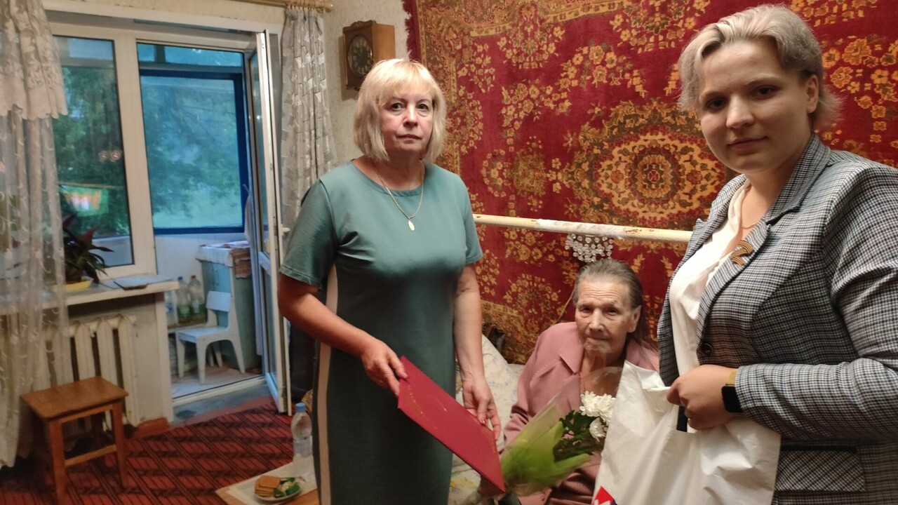 Власти и общественники поздравили с 95-летием ветерана из Алчевска -  Новости - Луганский Информационный Центр