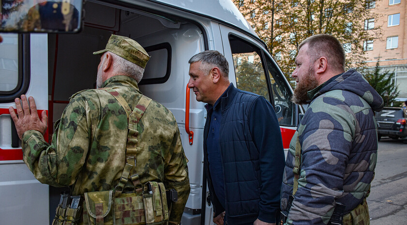 Передача представителями Чечни автомобилей скорой помощи и медикаментов в ЛРКБ, Луганск, 12 октября 2022 года