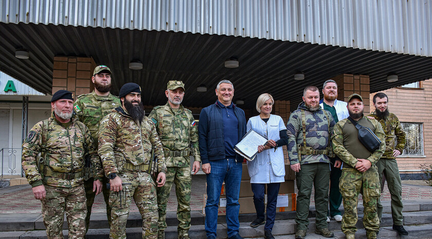 Передача представителями Чечни автомобилей скорой помощи и медикаментов в ЛРКБ, Луганск, 12 октября 2022 года