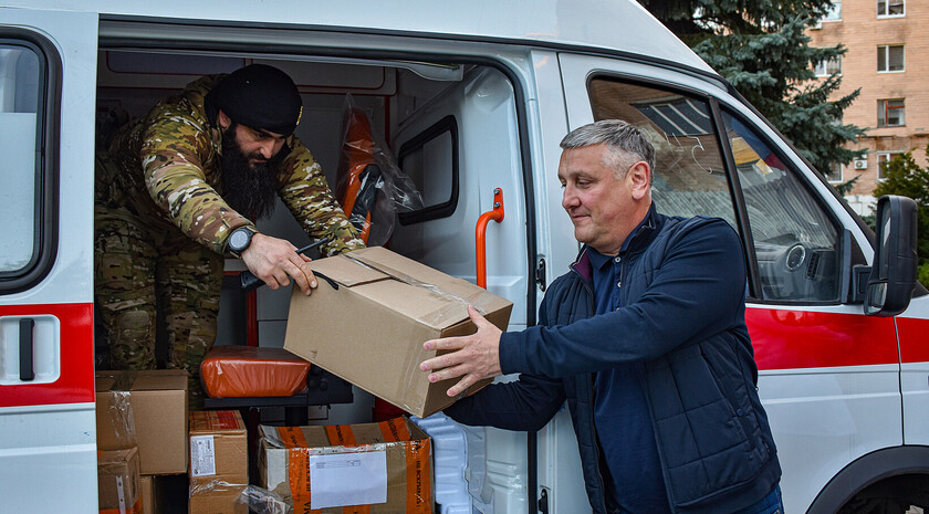 Передача представителями Чечни автомобилей скорой помощи и медикаментов в ЛРКБ, Луганск, 12 октября 2022 года