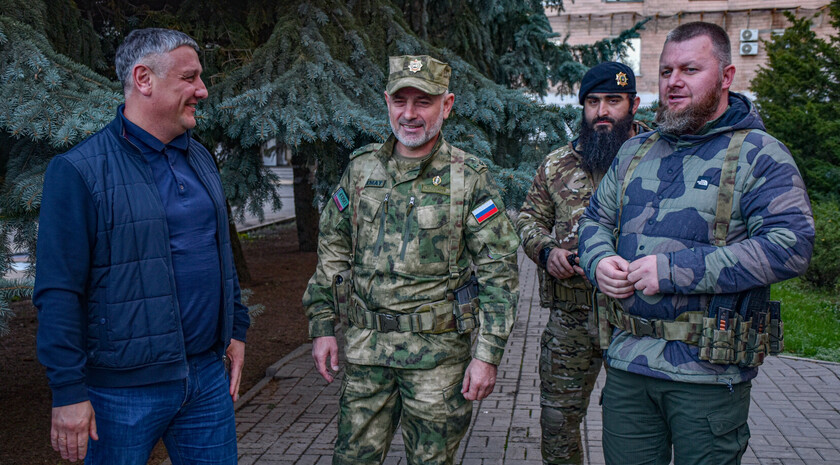 Передача представителями Чечни автомобилей скорой помощи и медикаментов в ЛРКБ, Луганск, 12 октября 2022 года