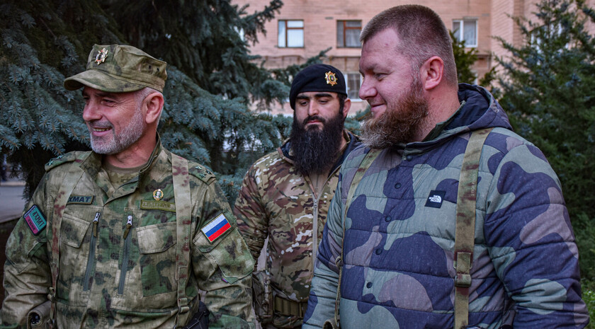 Передача представителями Чечни автомобилей скорой помощи и медикаментов в ЛРКБ, Луганск, 12 октября 2022 года