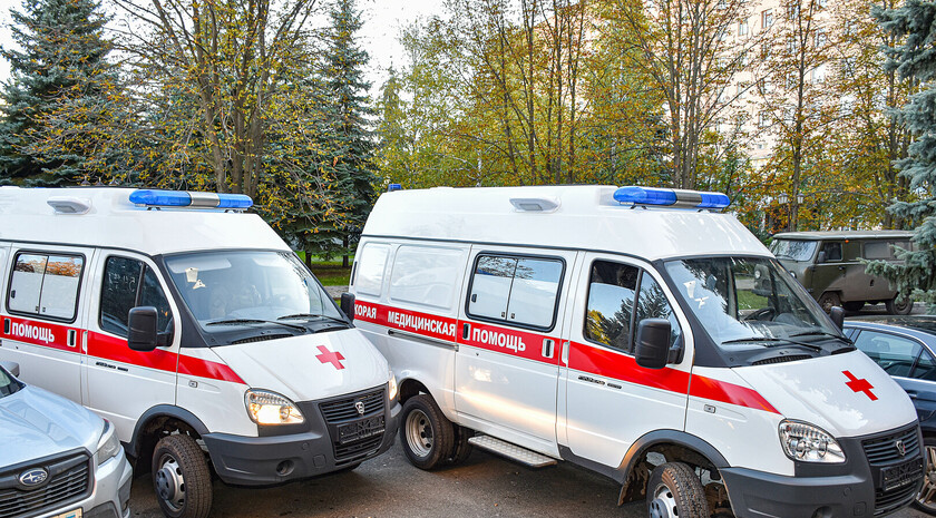 Передача представителями Чечни автомобилей скорой помощи и медикаментов в ЛРКБ, Луганск, 12 октября 2022 года