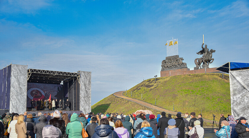 Открытие восстановленного после боевых действий памятника князю Игорю, Станица Луганская, 21 ноября 2022 года