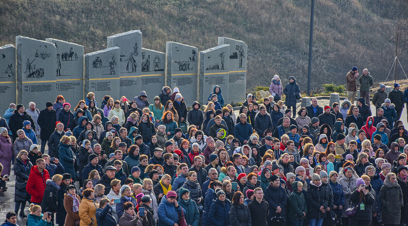 Открытие восстановленного после боевых действий памятника князю Игорю, Станица Луганская, 21 ноября 2022 года