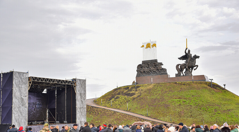 Открытие восстановленного после боевых действий памятника князю Игорю, Станица Луганская, 21 ноября 2022 года
