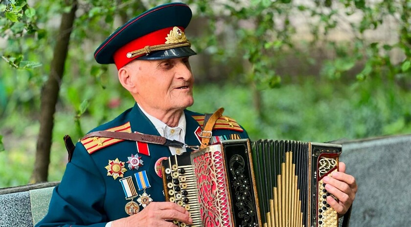 \"Справедливая Россия\" помогла ветерану ВОВ отремонтировать баян ...