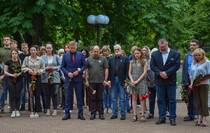 Возложение цветов к Памятному знаку журналистам, погибшим в Донбассе, Луганск, 17 июня 2023 года