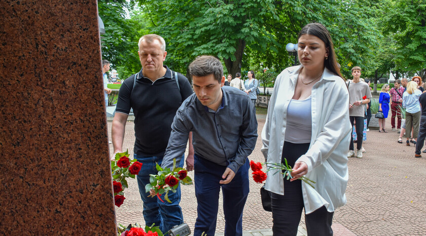 Возложение цветов к Памятному знаку журналистам, погибшим в Донбассе, Луганск, 17 июня 2023 года