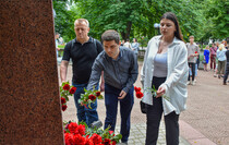 Возложение цветов к Памятному знаку журналистам, погибшим в Донбассе, Луганск, 17 июня 2023 года