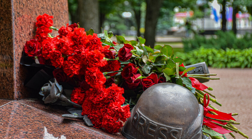 Возложение цветов к Памятному знаку журналистам, погибшим в Донбассе, Луганск, 17 июня 2023 года